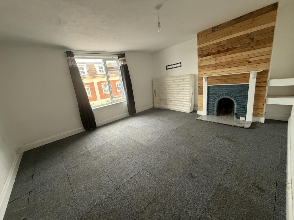 Lot: 35 - MAISONETTE FOR REFURBISHMENT WITH POTENTIAL - Bedroom 0ne